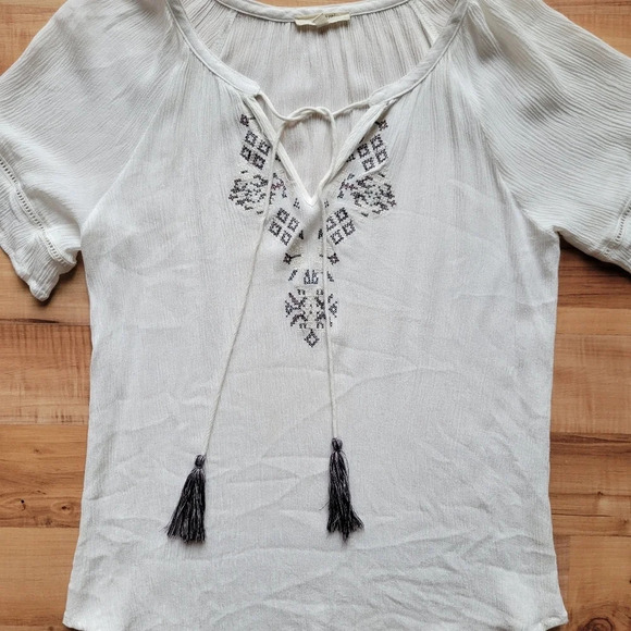 Mystree-  White Emroidered Lightweight Short Sleeve Top with Collar Tie - Picture 4 of 9